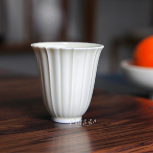 曲阳秋鸿定瓷茶具茶杯定窑高温白釉瓜棱纹花口闻香杯中式现代风格