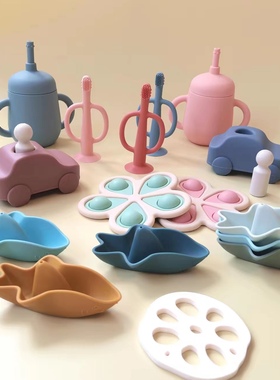 出口北欧婴幼儿可啃咬硅胶围兜按按乐牙胶磨牙防吃手早教益智玩具