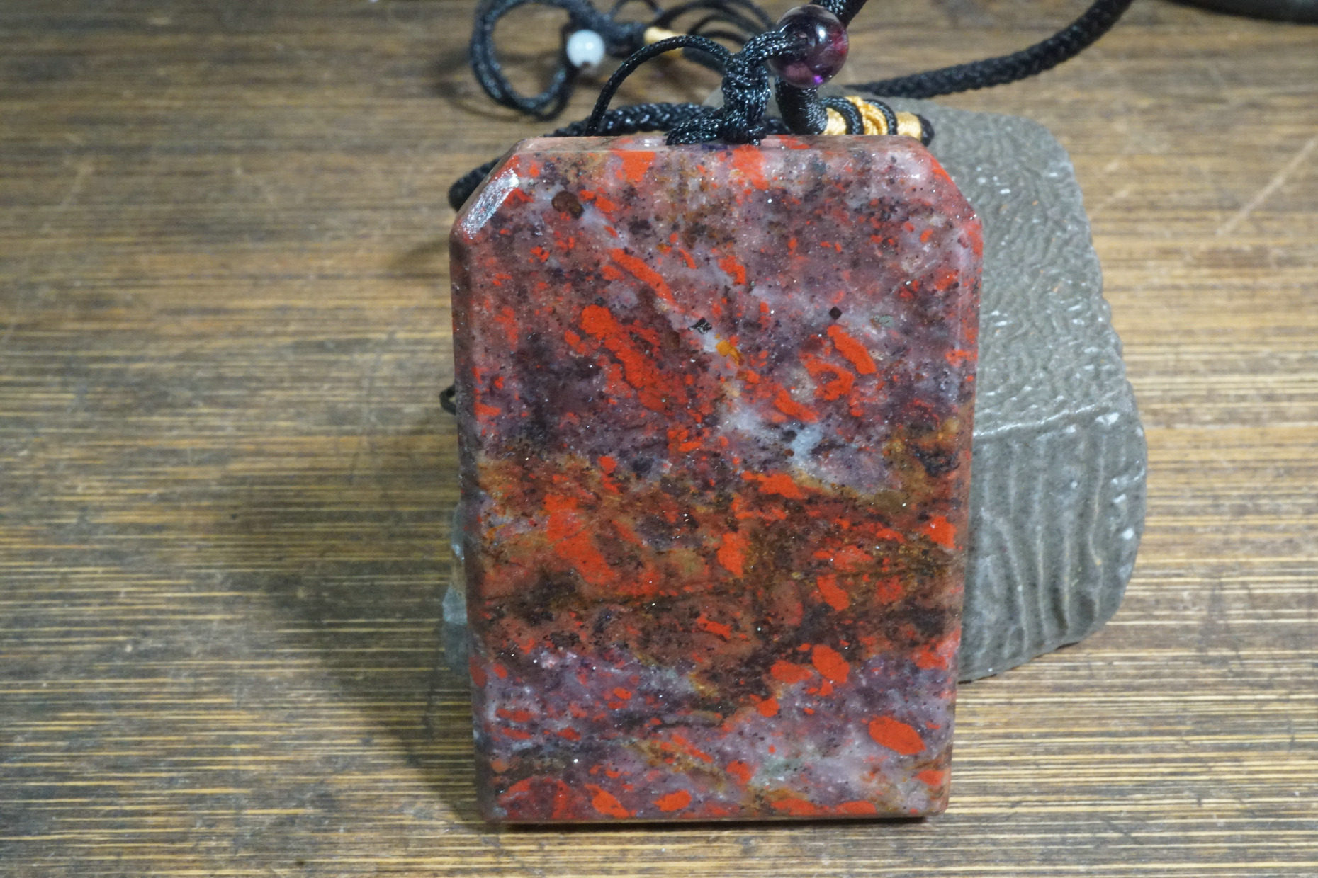 10084号 新疆哈密红伊丁石无事牌子 陨石挂件