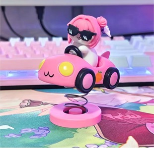 Doro摇摇乐摆件桃乐丝doro玩偶汽车飞机手办摆件玩偶Q版粉狗摆件