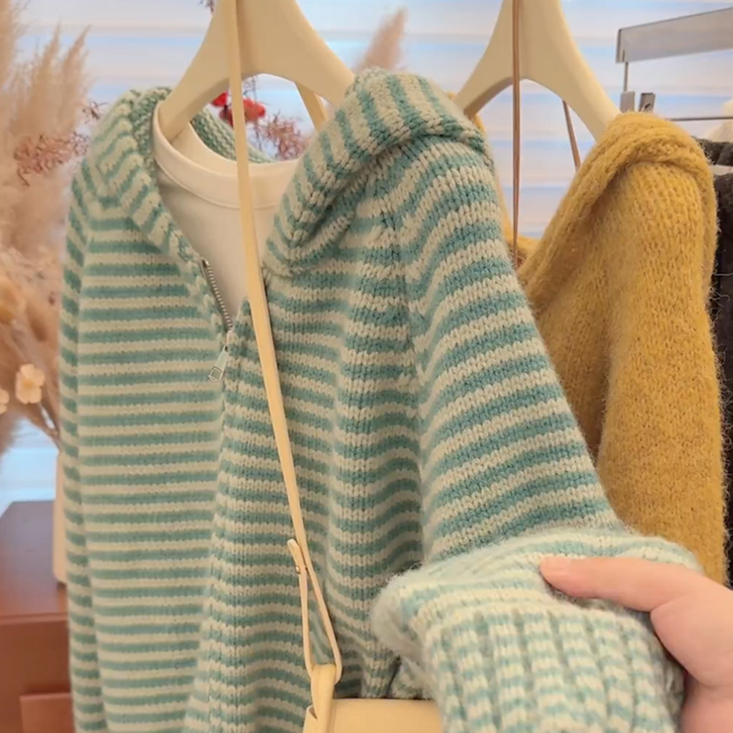 秋冬季薄荷绿条纹连帽针织开衫女