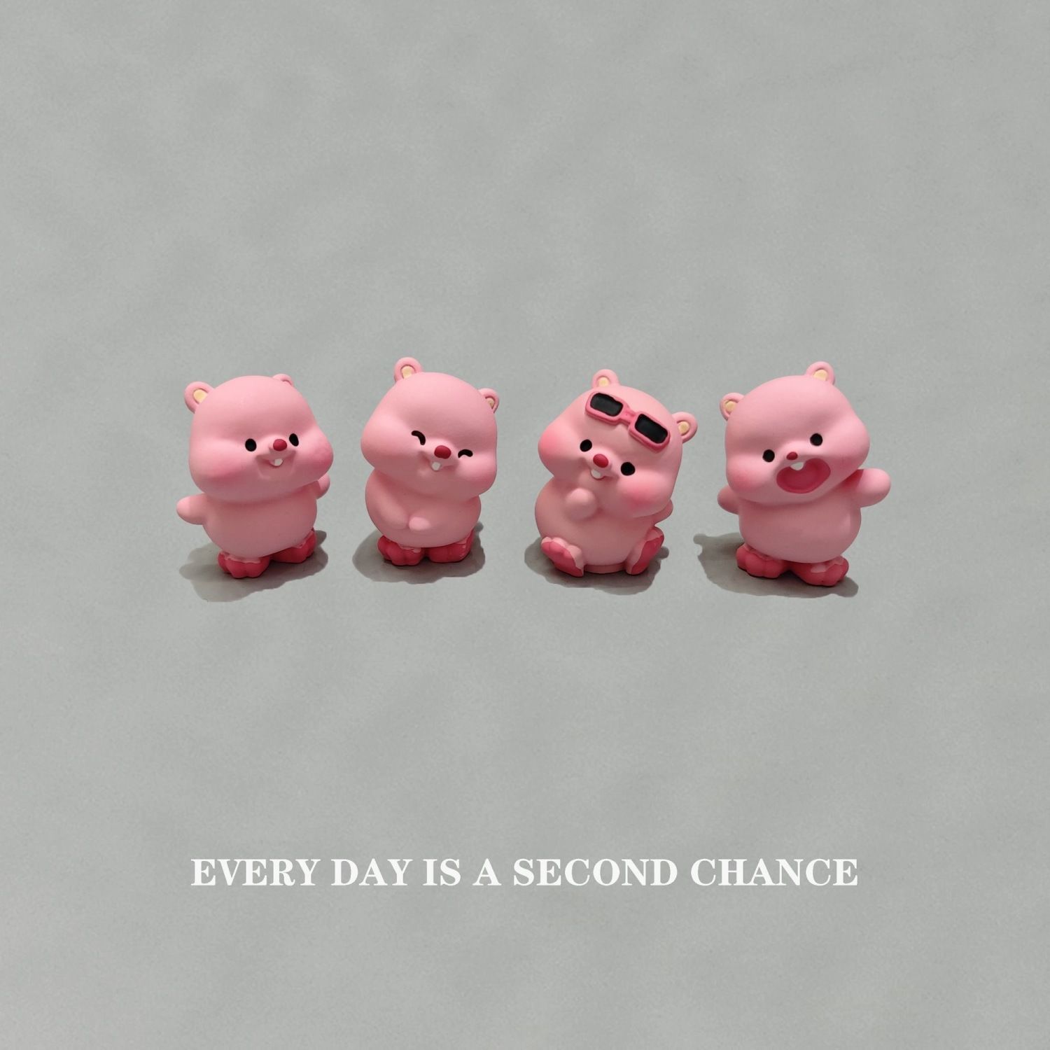 可爱Q版萌粉小海狸公仔萌粒摆件办公桌工位车载中控台屏幕装饰品