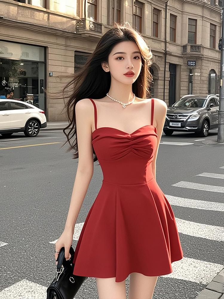 红色低领吊带褶皱连衣裙女春季新年战袍收腰显瘦轻奢气质纯欲短裙