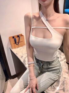 斜肩吊带背心女外穿夏季带胸垫美背文胸一体内搭交叉挂脖短款上衣