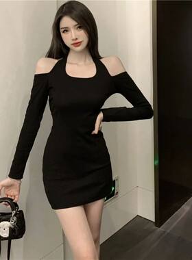 纯欲风小心机挂脖露肩包臀连衣裙女秋季2026款辣妹修身气质超短裙