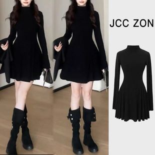 2025新款赫本风黑色连衣裙子女秋冬季小个子气质收腰内搭短裙子潮