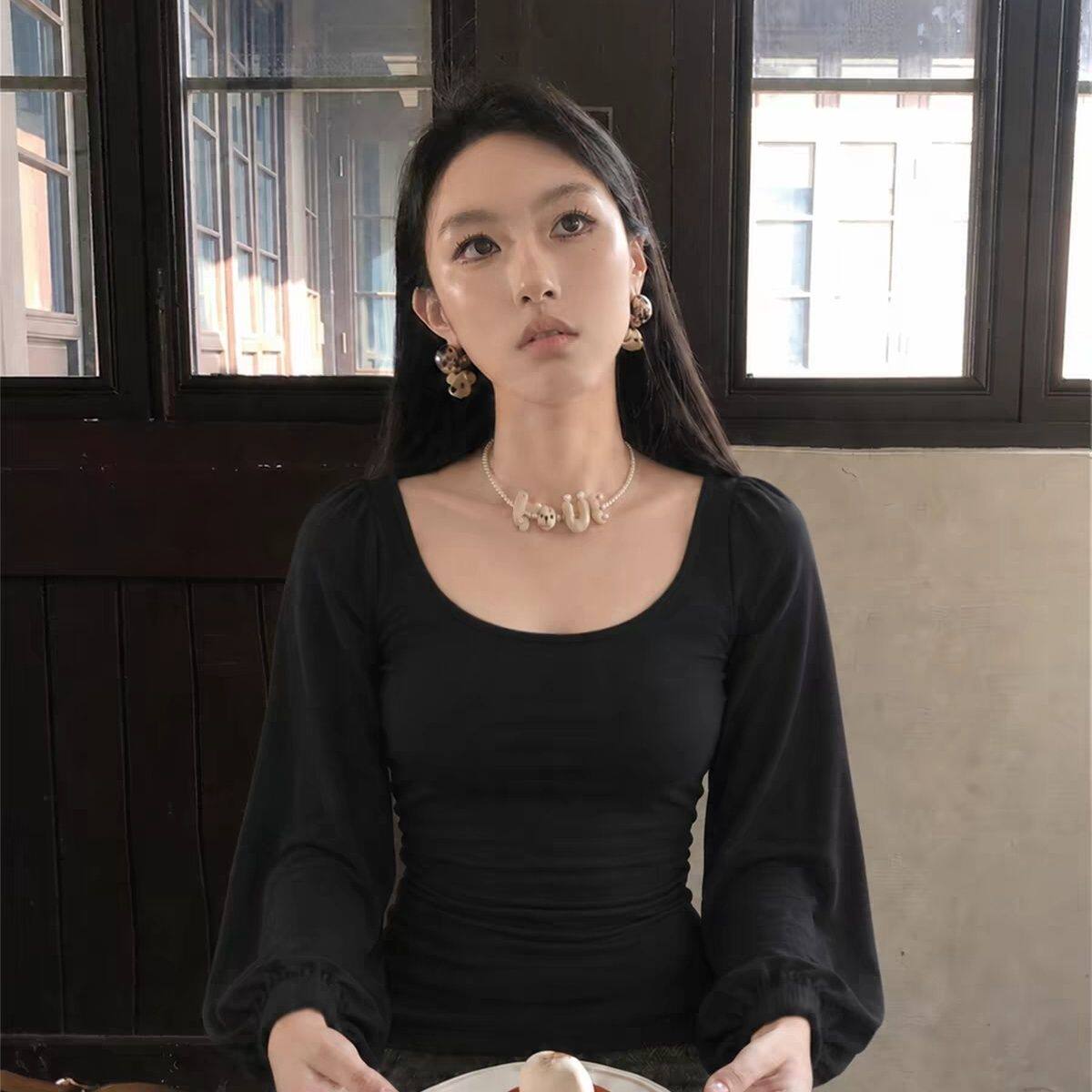 2026年秋季新款韩系极简风黑色U领打底衫女修身高级感百搭上衣潮