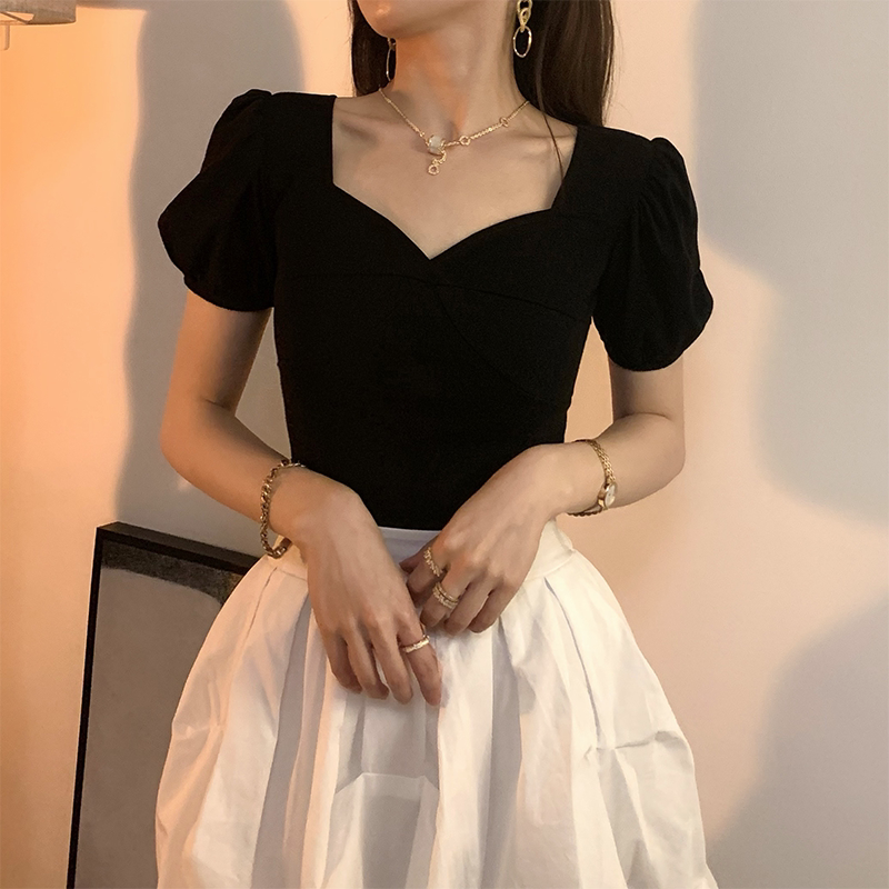 法式复古黑色泡泡袖v领上衣女设计感2026夏季方领短袖露锁骨T恤潮