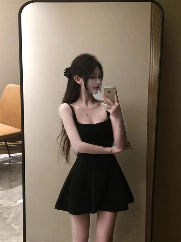 纯欲辣妹黑色吊带连衣裙女夏季设计感小众收腰显瘦气质A字短裙子