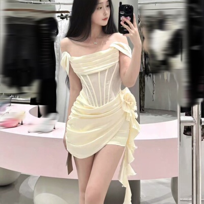 小众设计师款抹胸鱼骨不规则裙摆露肩白色连衣裙女修身显瘦礼服裙