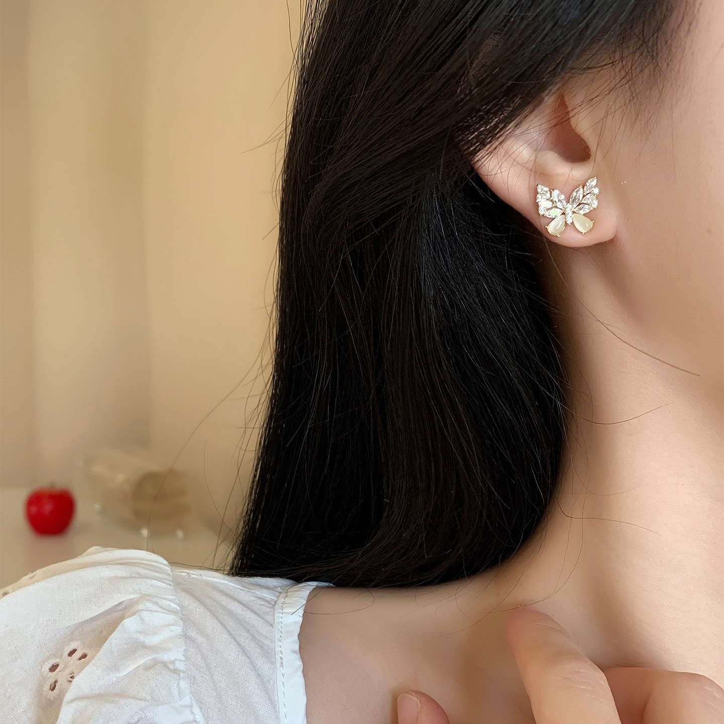 小美气质甜美镶钻白色蝴蝶耳钉