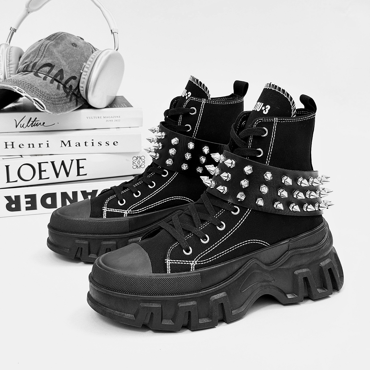 2026新款朋克靴子马丁靴男靴小众个性双排锥铆钉机车男女厚底增高