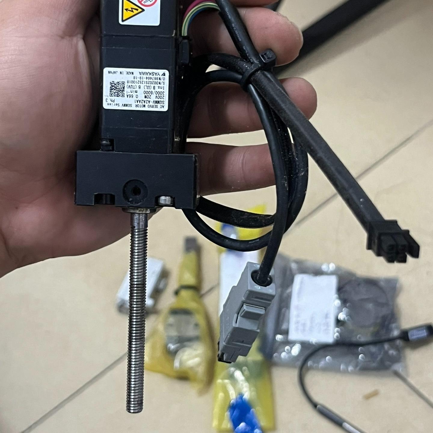 安川电机SGMMV-A2A2AA1 20W 200V