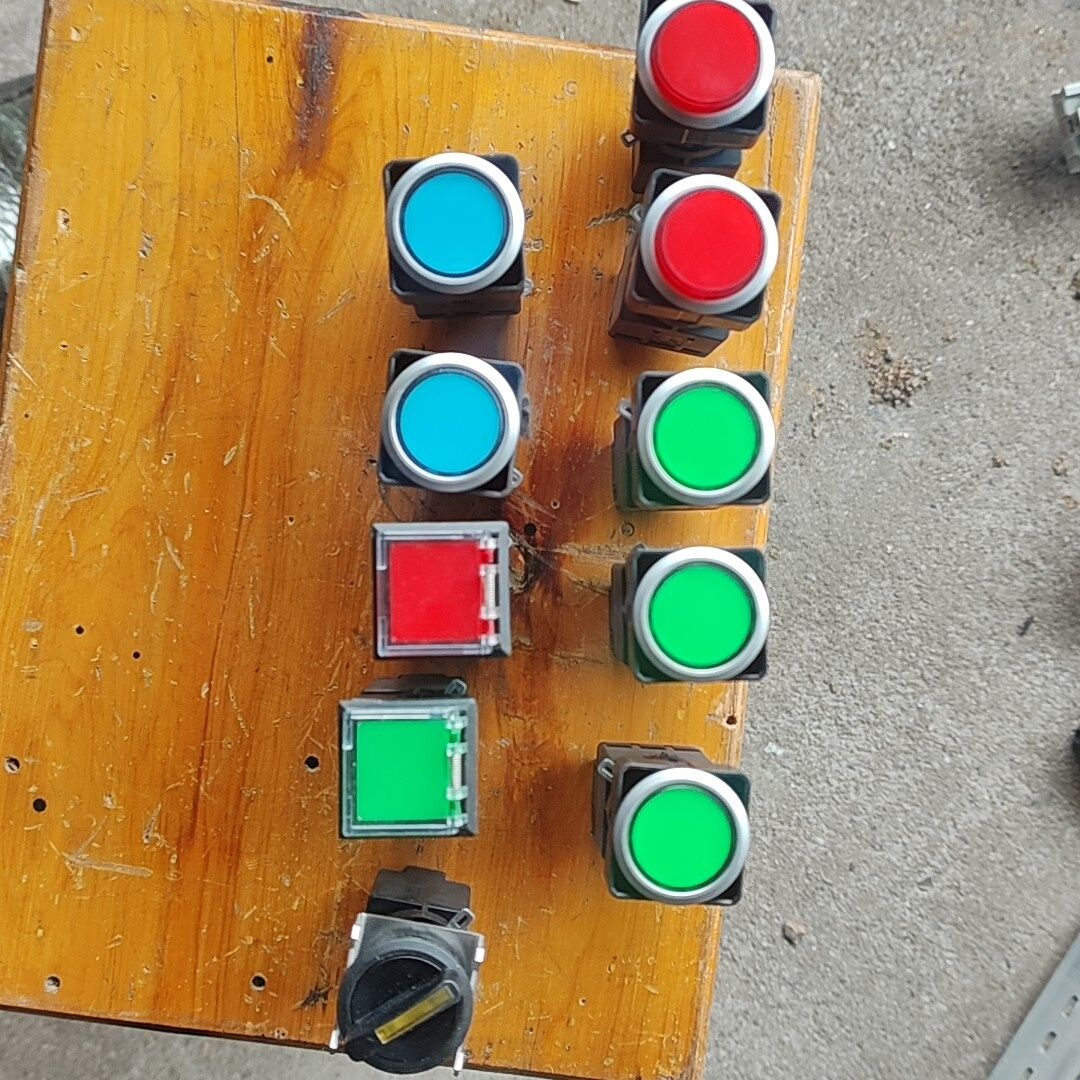 日本和泉按钮开关 LW-C20 9个 拆机的成色很漂亮  一