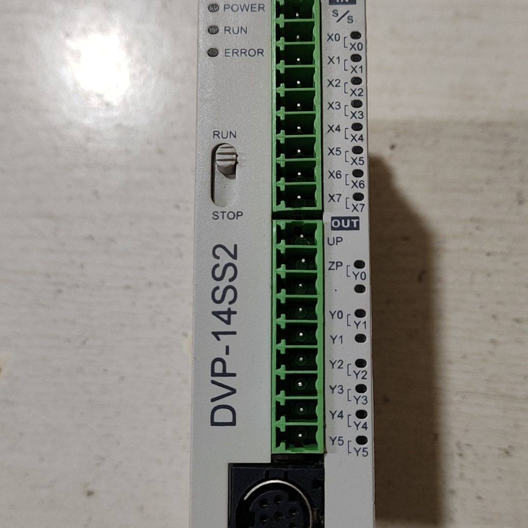 台达PLC   dVP14SS211T 功能包好插头齐全