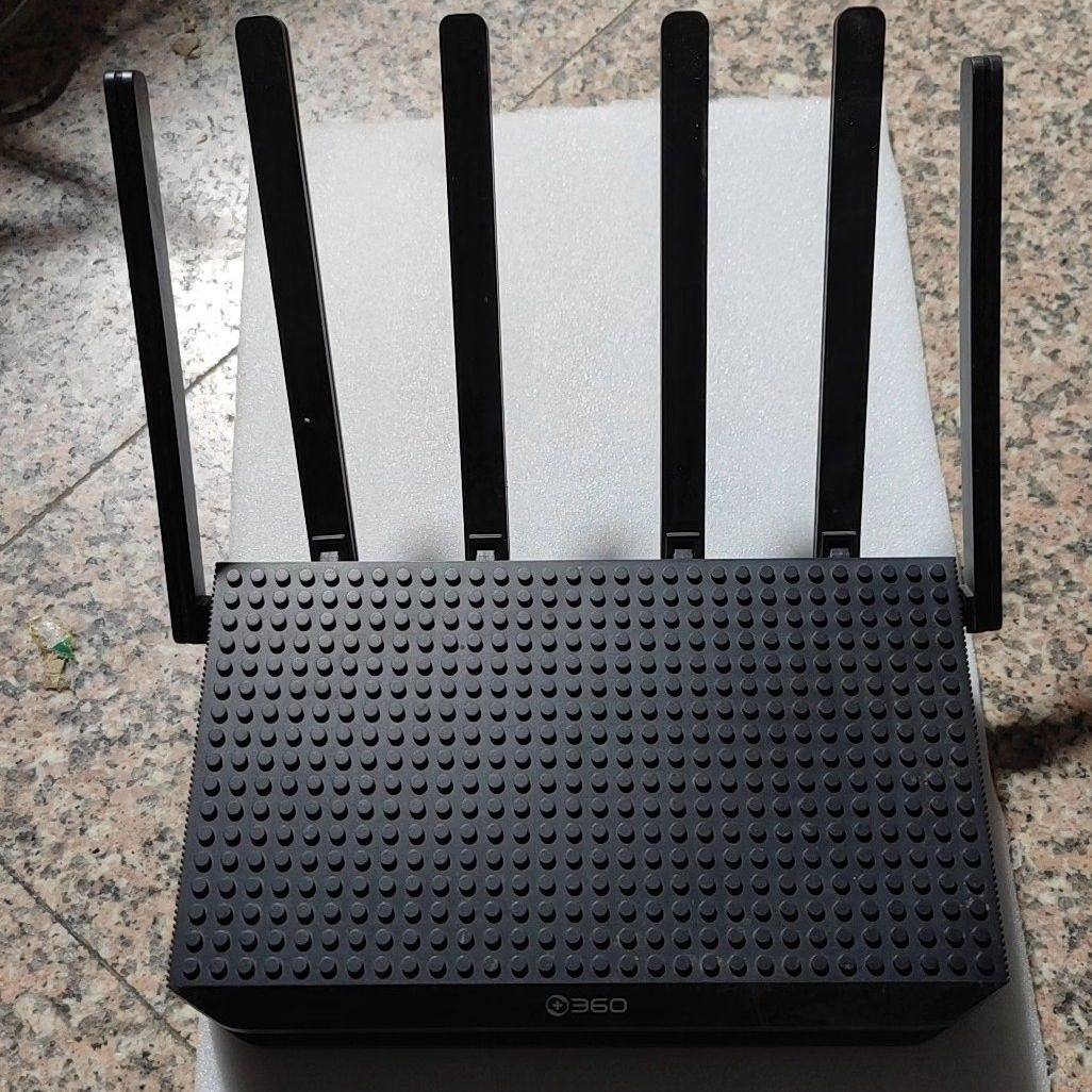 出360路由器 黑色外观 型号为F5pro。该路由器采用双频