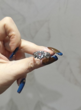 2026新品简约ins风爱心款白水晶钛钢托开口可调节戒指饰品孤品