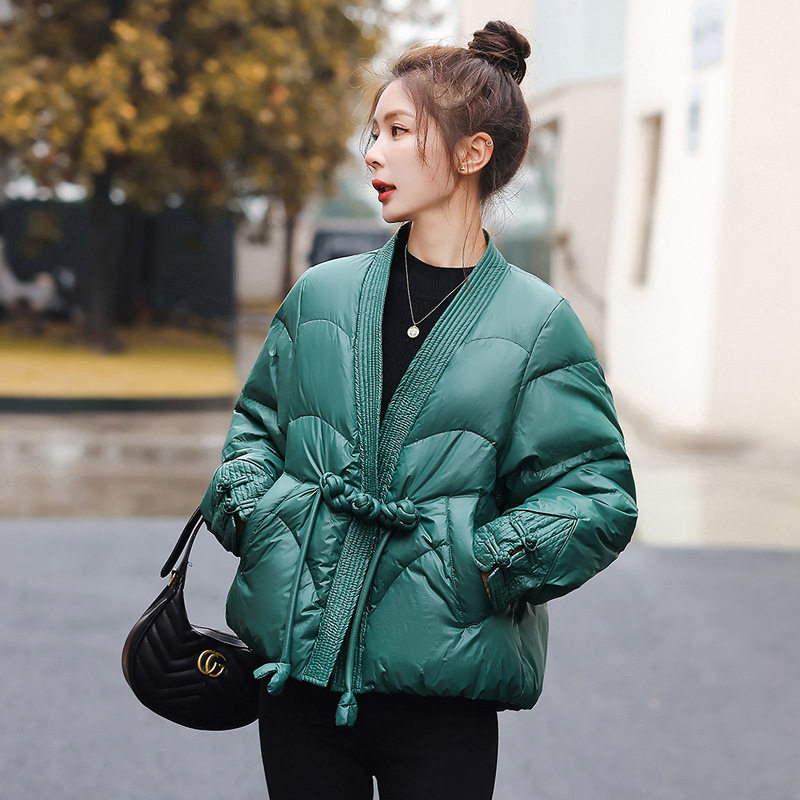 墨绿色短款羽绒服女冬季2023新款今年流行小个子设计感盘扣外套潮
