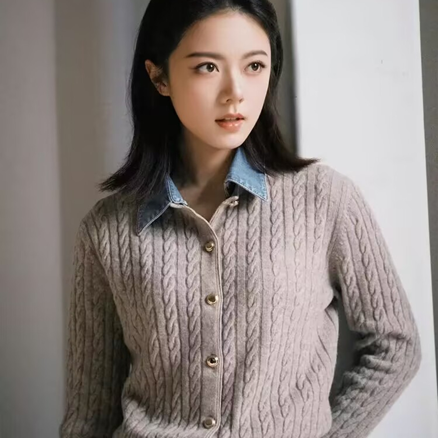 燕麦色拼接牛仔领时尚麻花针织衫
