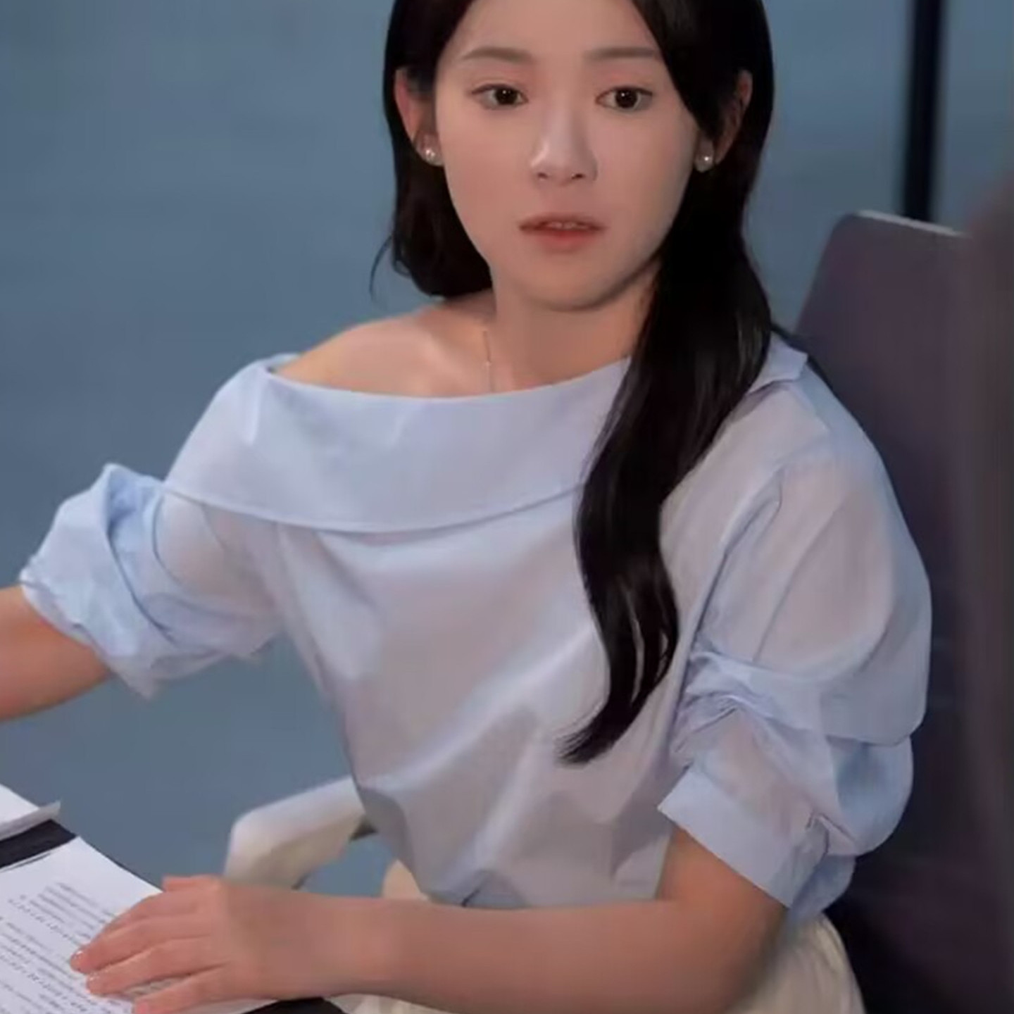 蓝色一字领露肩衬衫时尚套头