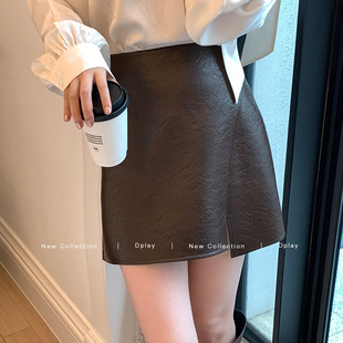 DPLAY2025年秋季新款褐色半身裙女短款开叉裙子皮裙A字半裙短裙