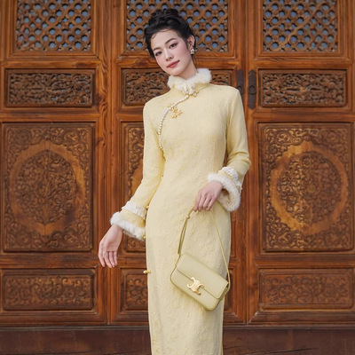 绝美新中式鹅黄色改良旗袍2025新款冬季加厚年轻少女高端日常可穿