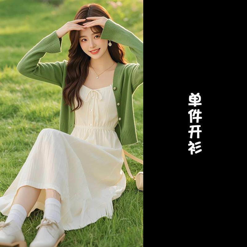 春装搭配一整套森系穿搭名媛气质绿色针织开衫温柔风吊带裙子套装