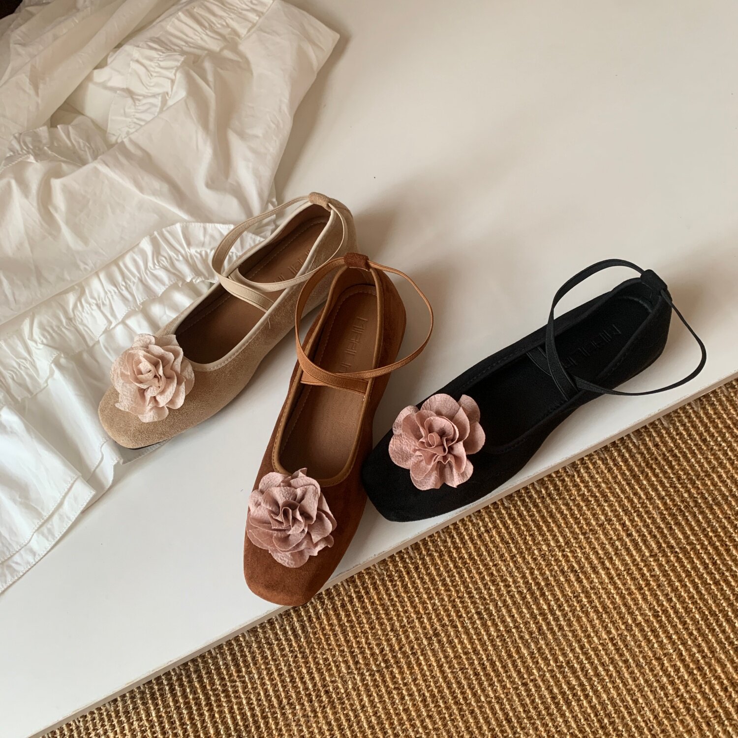 法式绒面花朵交叉松紧带玛丽珍鞋女复古芭蕾单鞋2026春秋新款