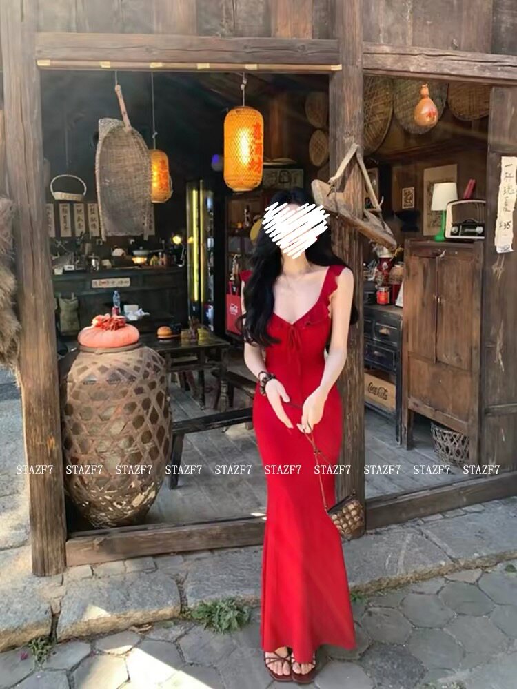 一颗甜桃yikett很正很正的红夏季V领吊带连衣裙女显瘦连身裙