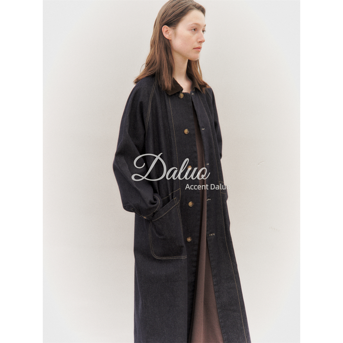 大罗Daluo25秋新款 经典复古灯芯绒撞色翻领后开叉丹宁牛仔长风衣