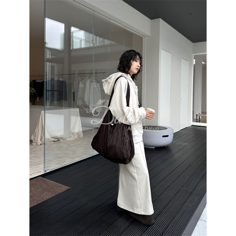 大罗Daluo 面料狠舒服啊！买手店/洋气高级减龄感！后开叉长半裙