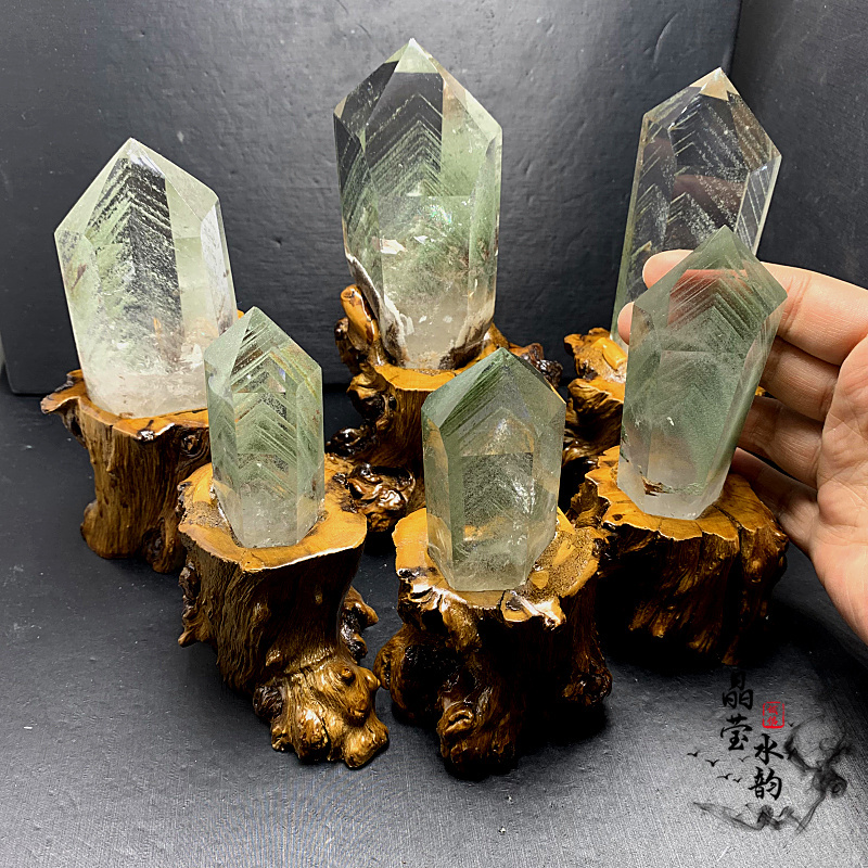 天然绿幽灵水晶柱原石打磨千层山