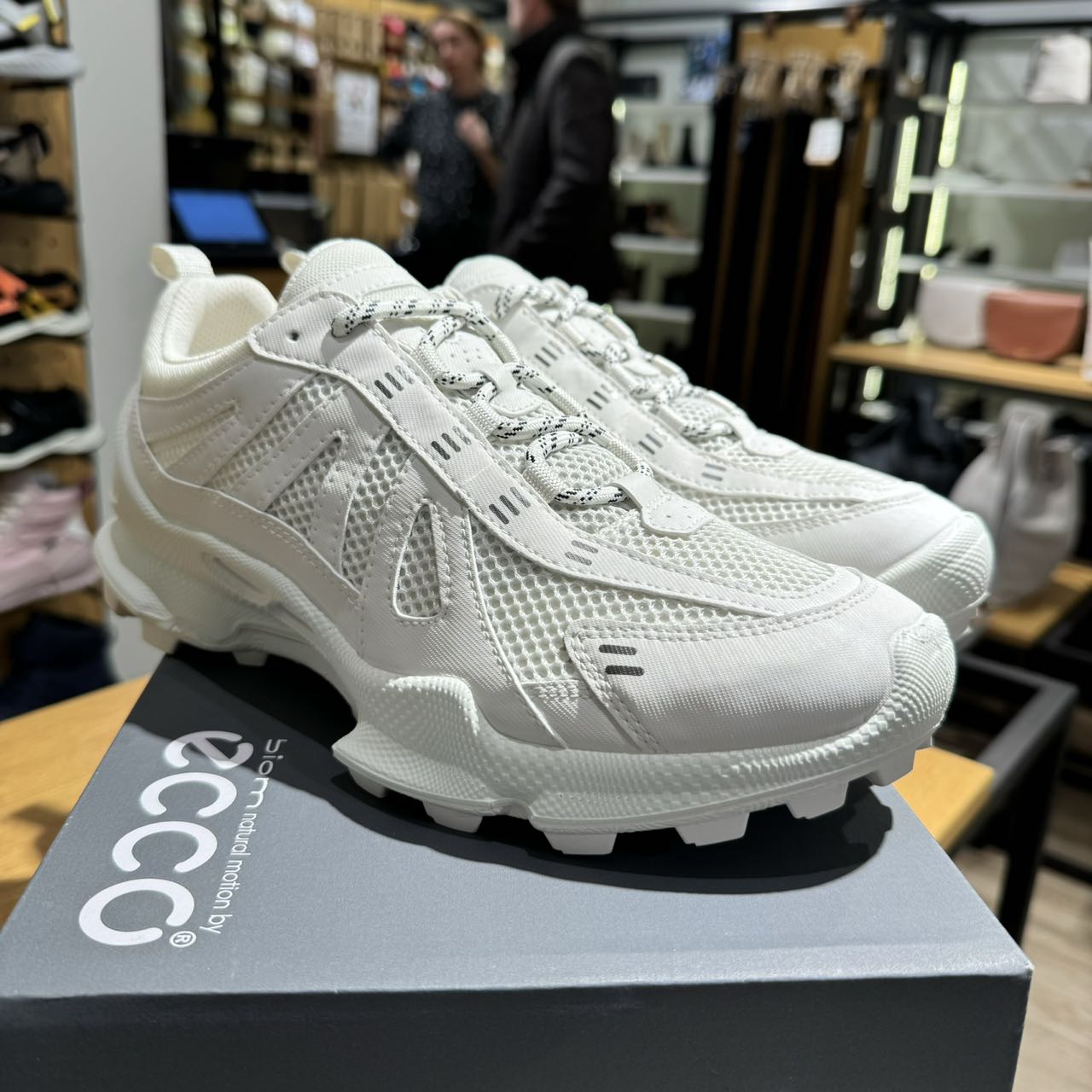 ECCO爱步男鞋 透气轻盈舒适网面跑鞋休闲减震运动鞋803224 803223