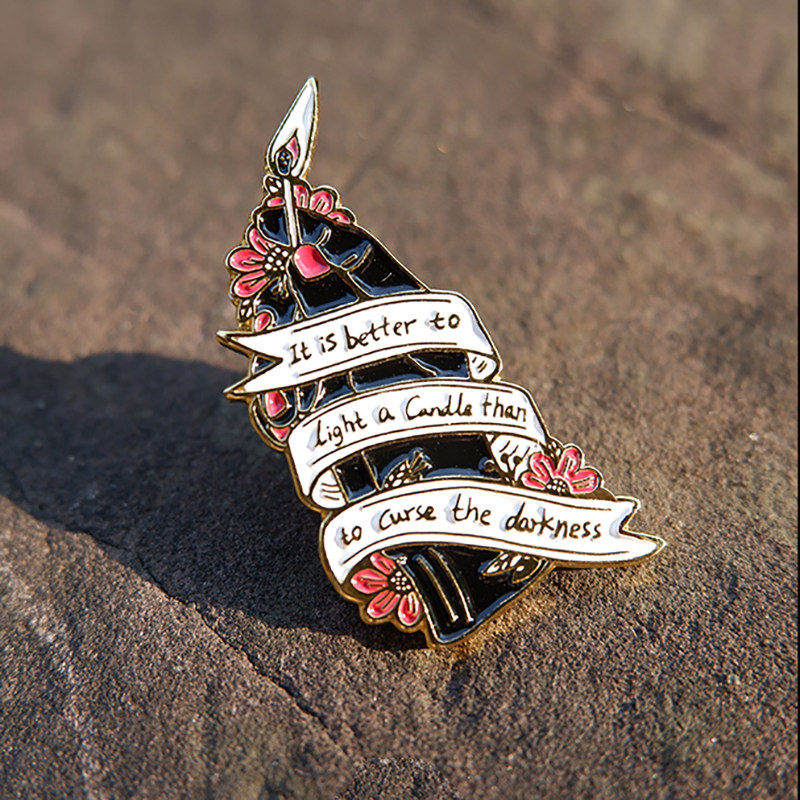 与其埋怨黑暗不如点亮光明金属胸针有力商店原创高档浮雕徽章