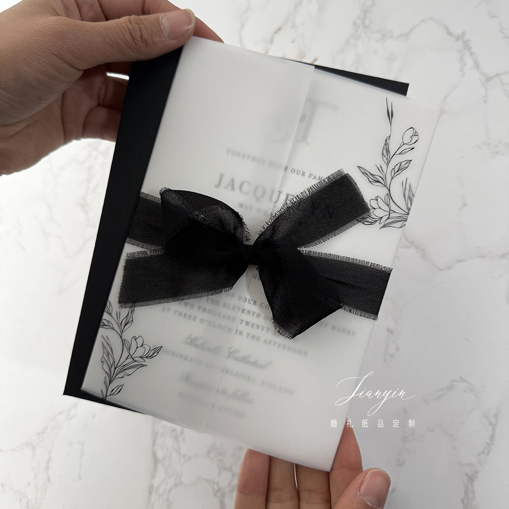 黑色花纹硫酸纸外壳的请柬封套
