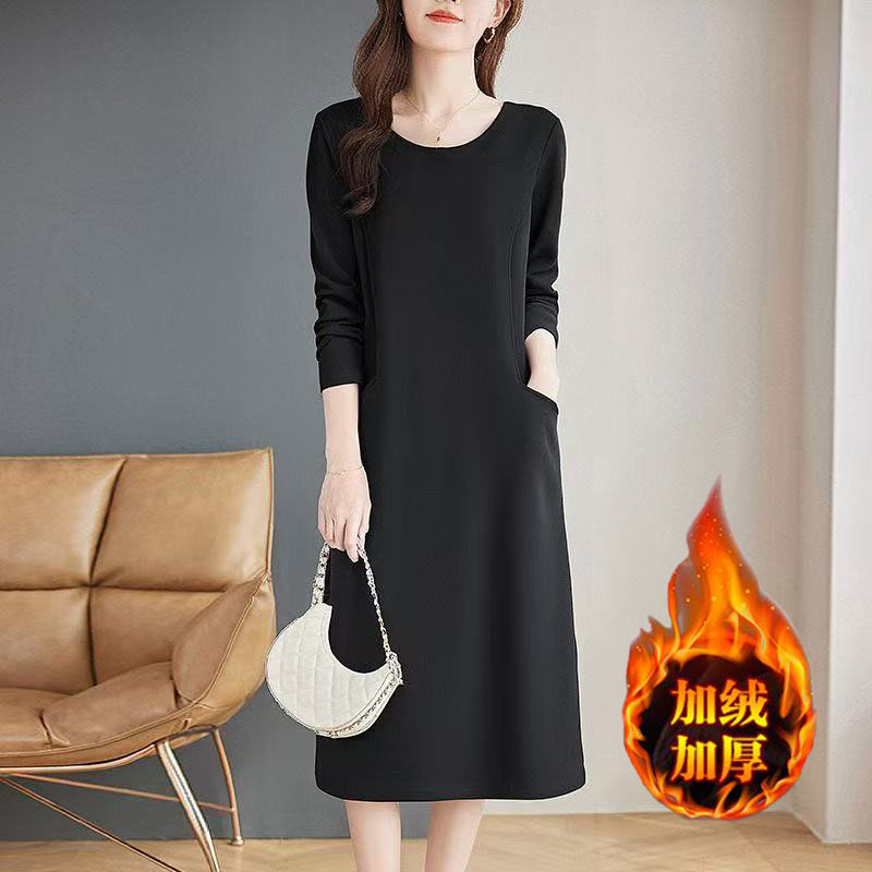 2025秋冬新款妈妈装加绒黑色连衣裙大码宽松显瘦纯色气质中长裙子
