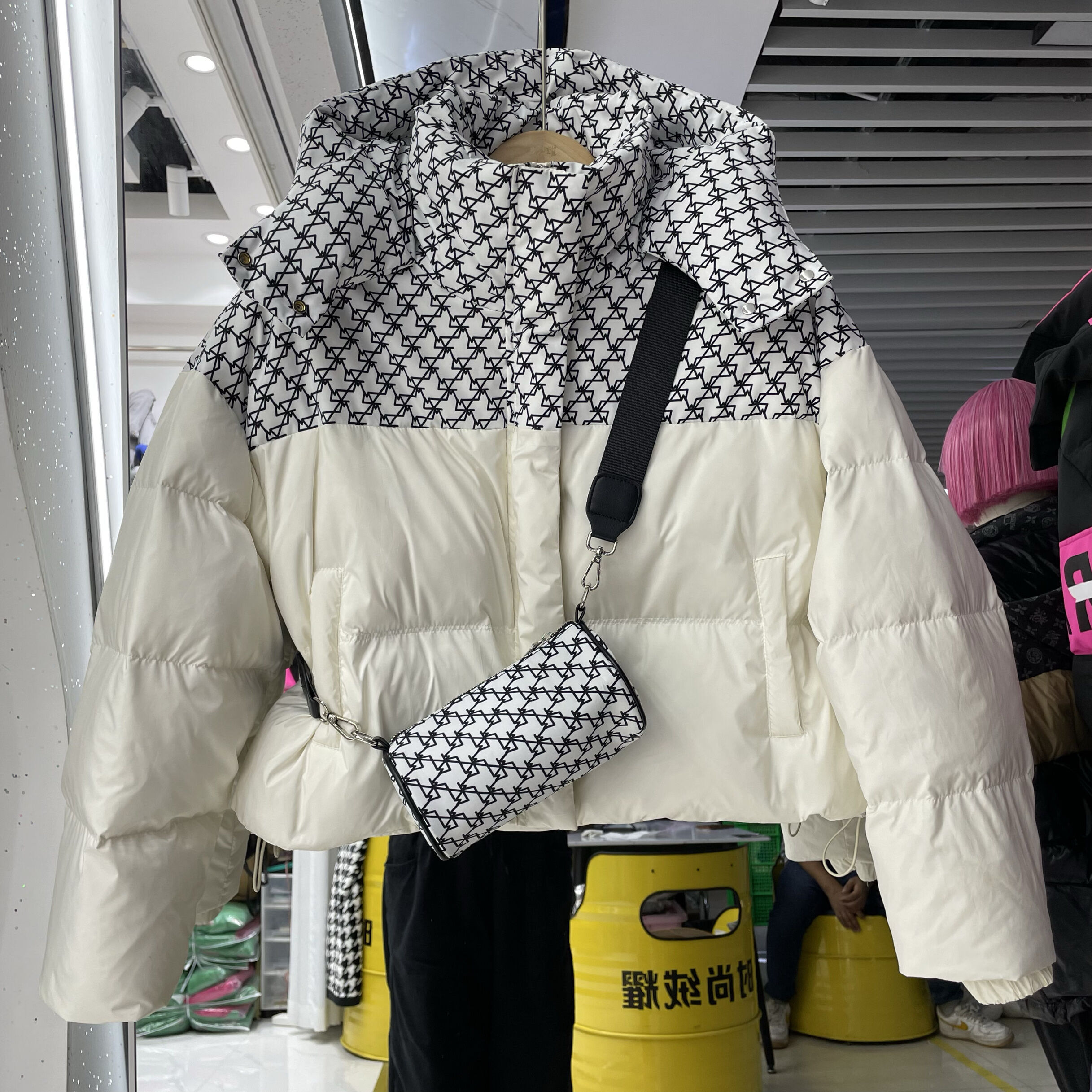 冬新款欧货潮撞色拼接印花羽绒服女短款加厚连帽小个子外套