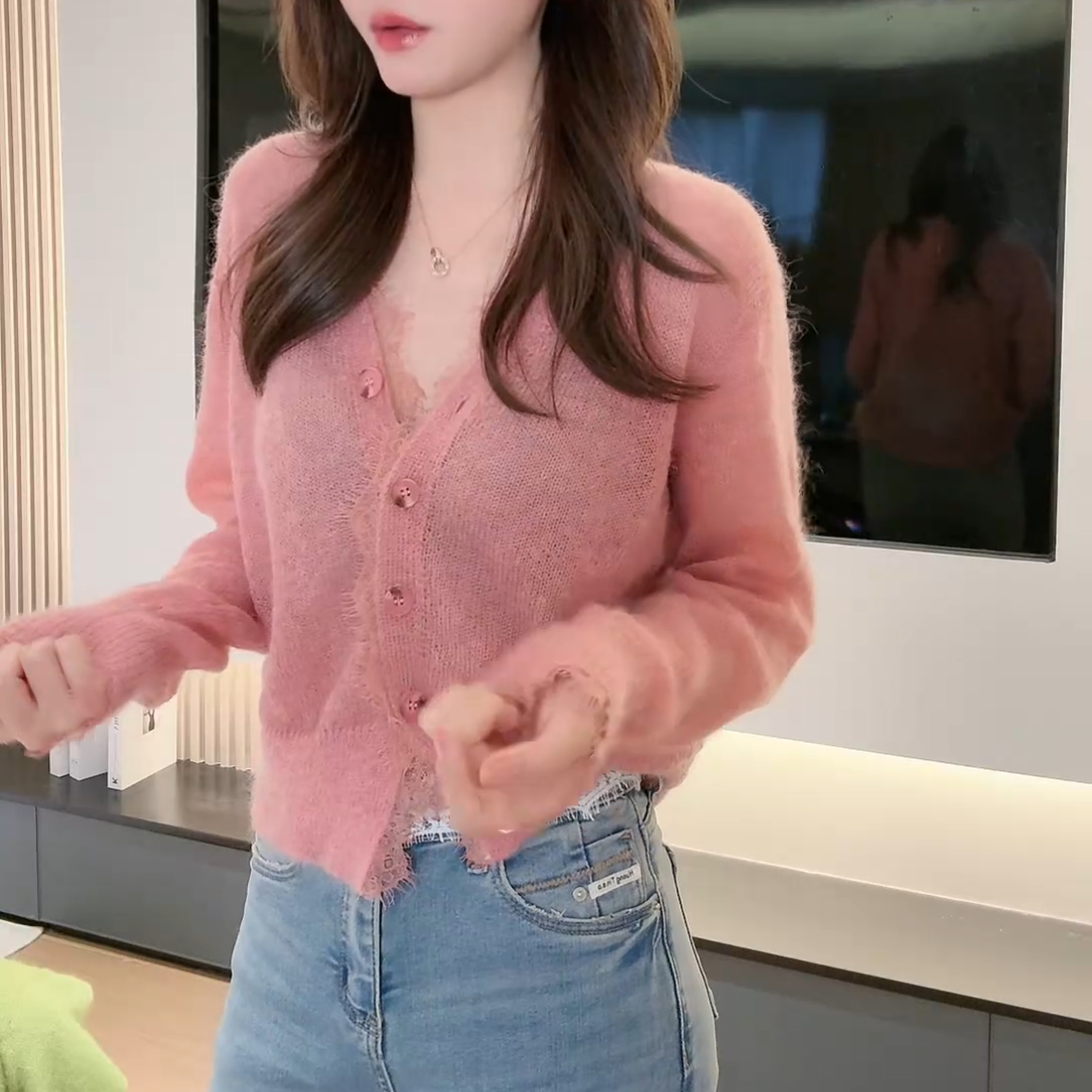粉色v领显白减龄短款针织衫女