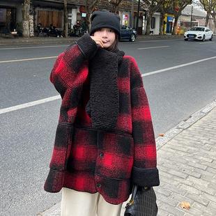 红色羊羔毛格子毛呢外套2025冬新大码宽松加绒加厚一体绒呢子大衣