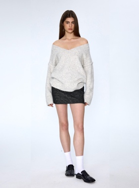 抬气色的霜冻珍珠 CSFC冬日氛围提升气质轻巧柔软羊驼V领针织衫