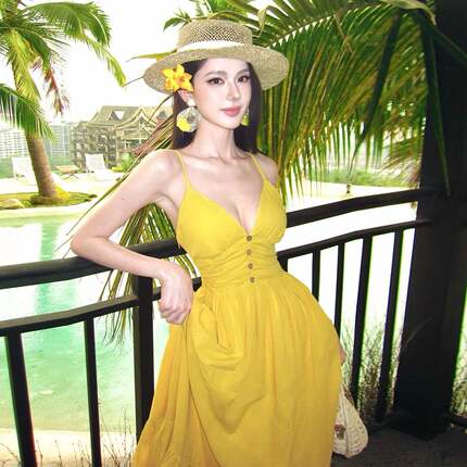 三亚旅游黄色深v领褶皱收腰吊带连衣裙女夏季纽扣长款大摆裙