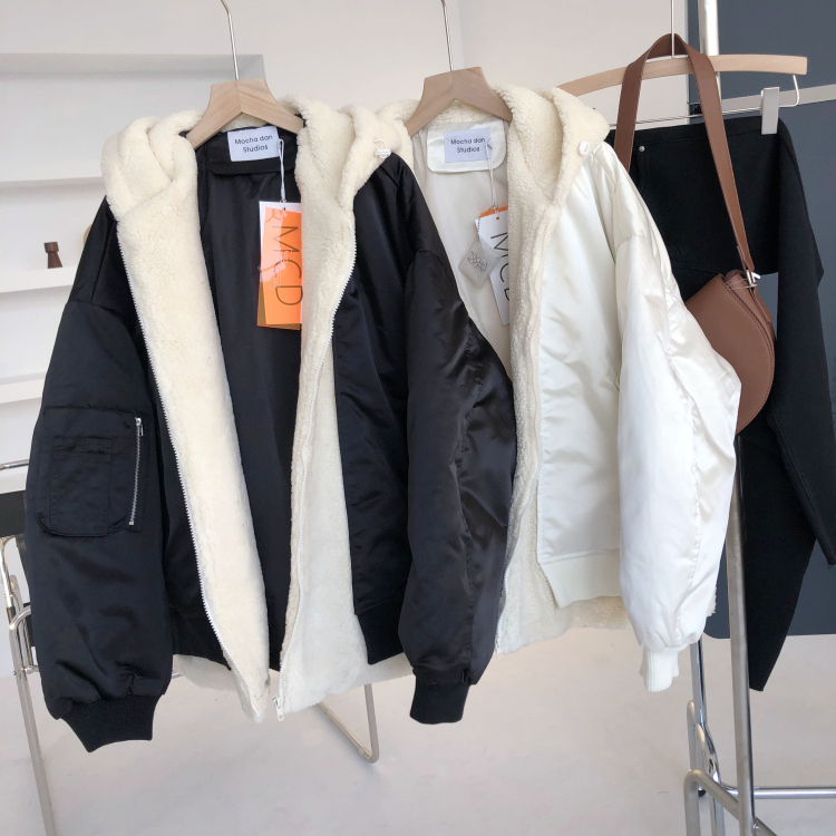 拼接羊羔毛厚实保暖连帽羽绒服
