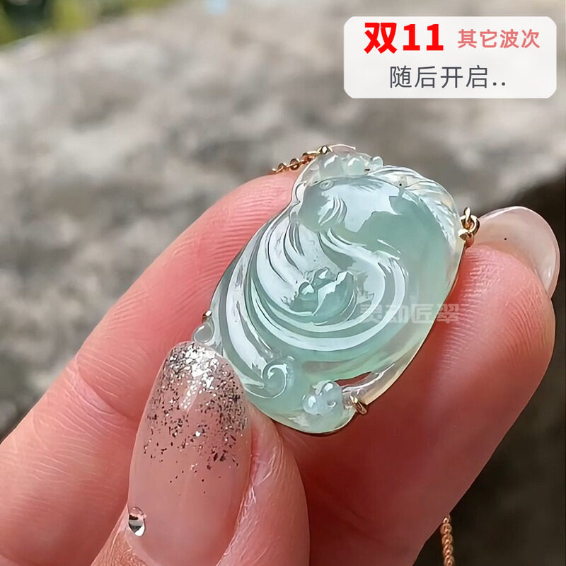 18K玫瑰金镶嵌冰种晴绿鲤鱼吊坠