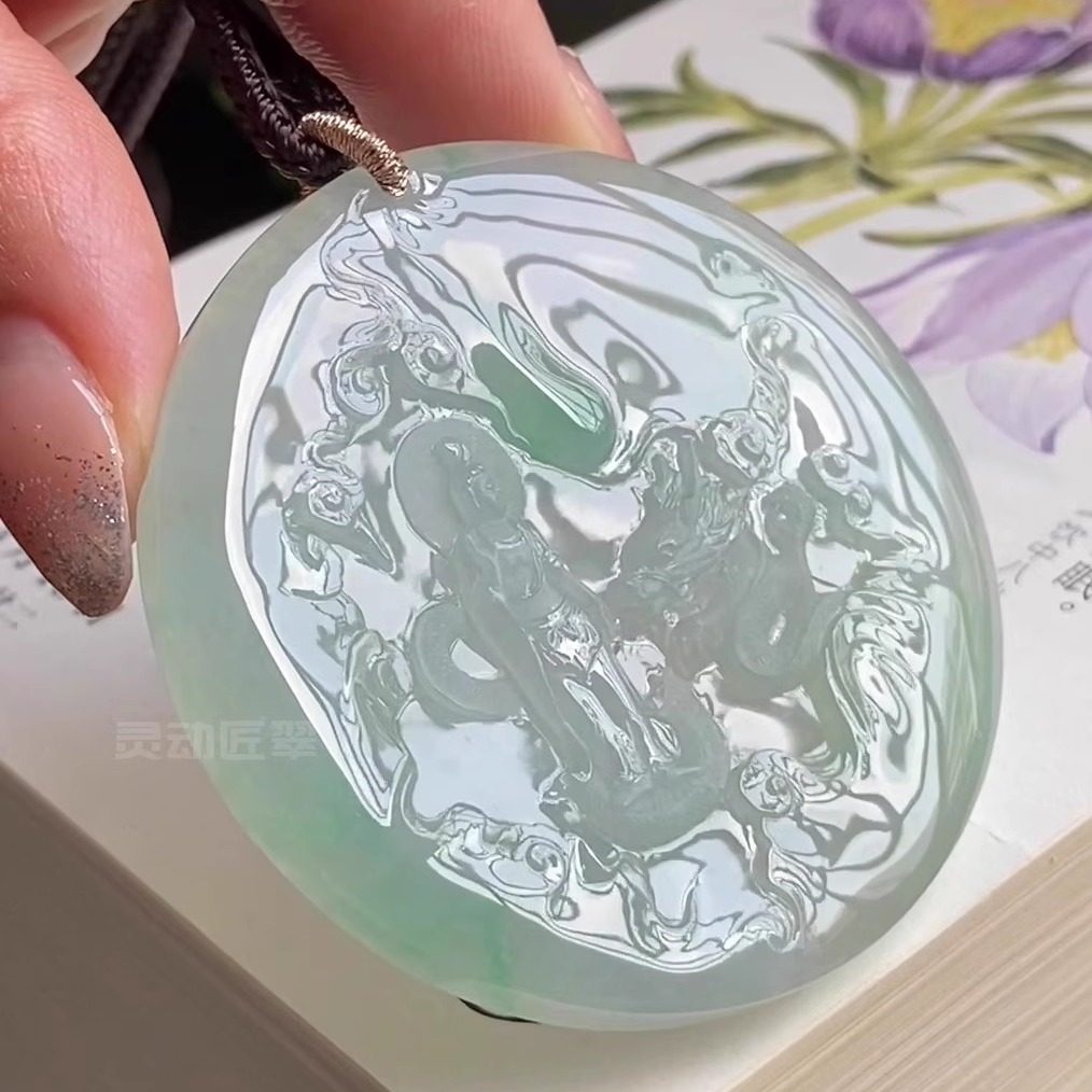 《掌控》灵动匠翠 御龙观音木那冰种雪花棉飘绿圆牌翡翠挂件