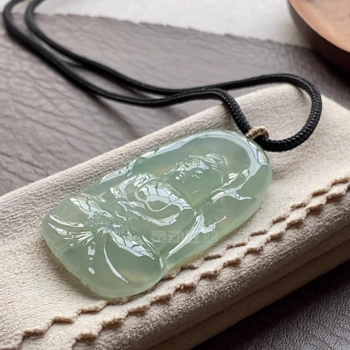 冰种冰绿洒金黄大日如来翡翠吊坠