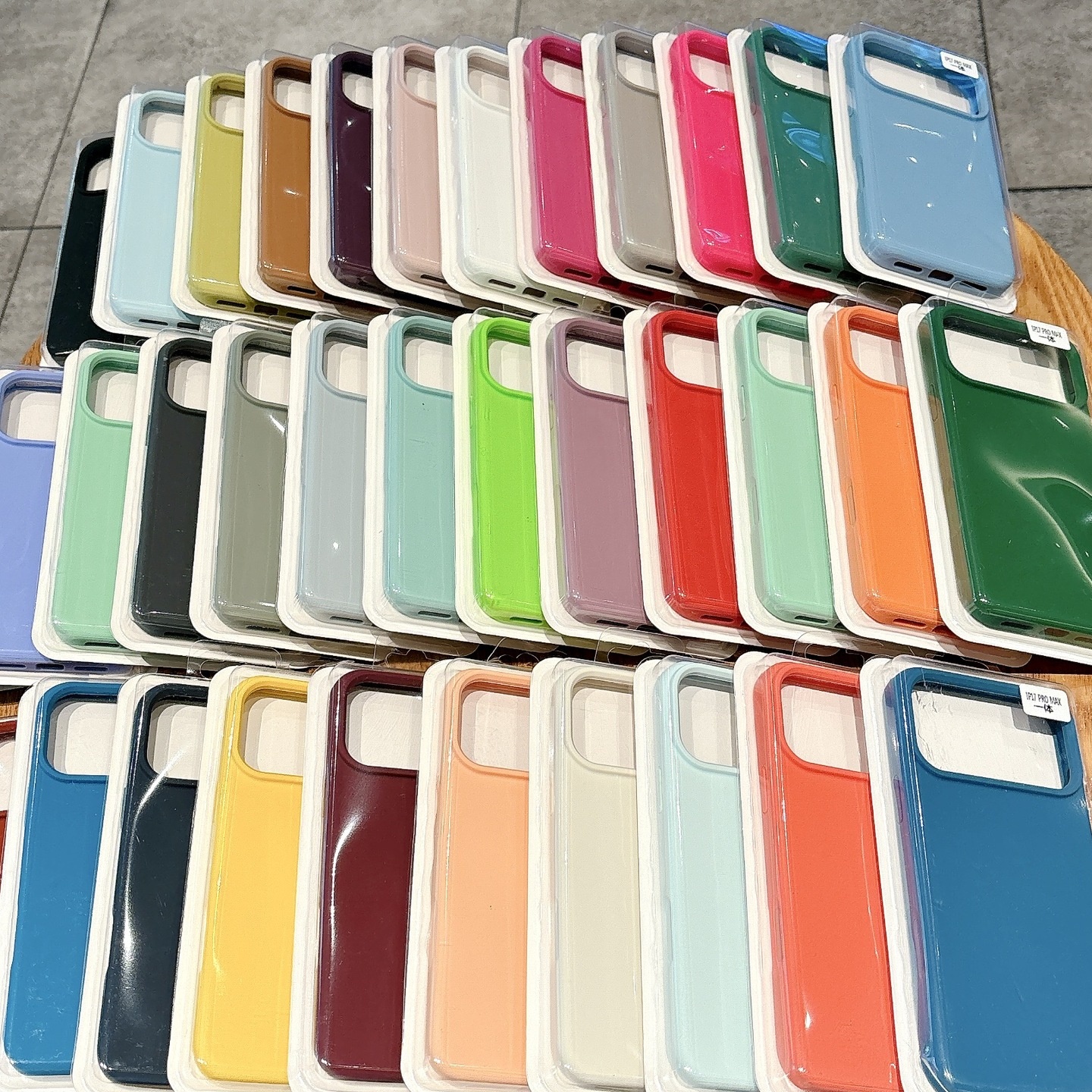 2025大孔液态硅胶适用苹果17手机壳全包肤感16promax防摔15纯色14