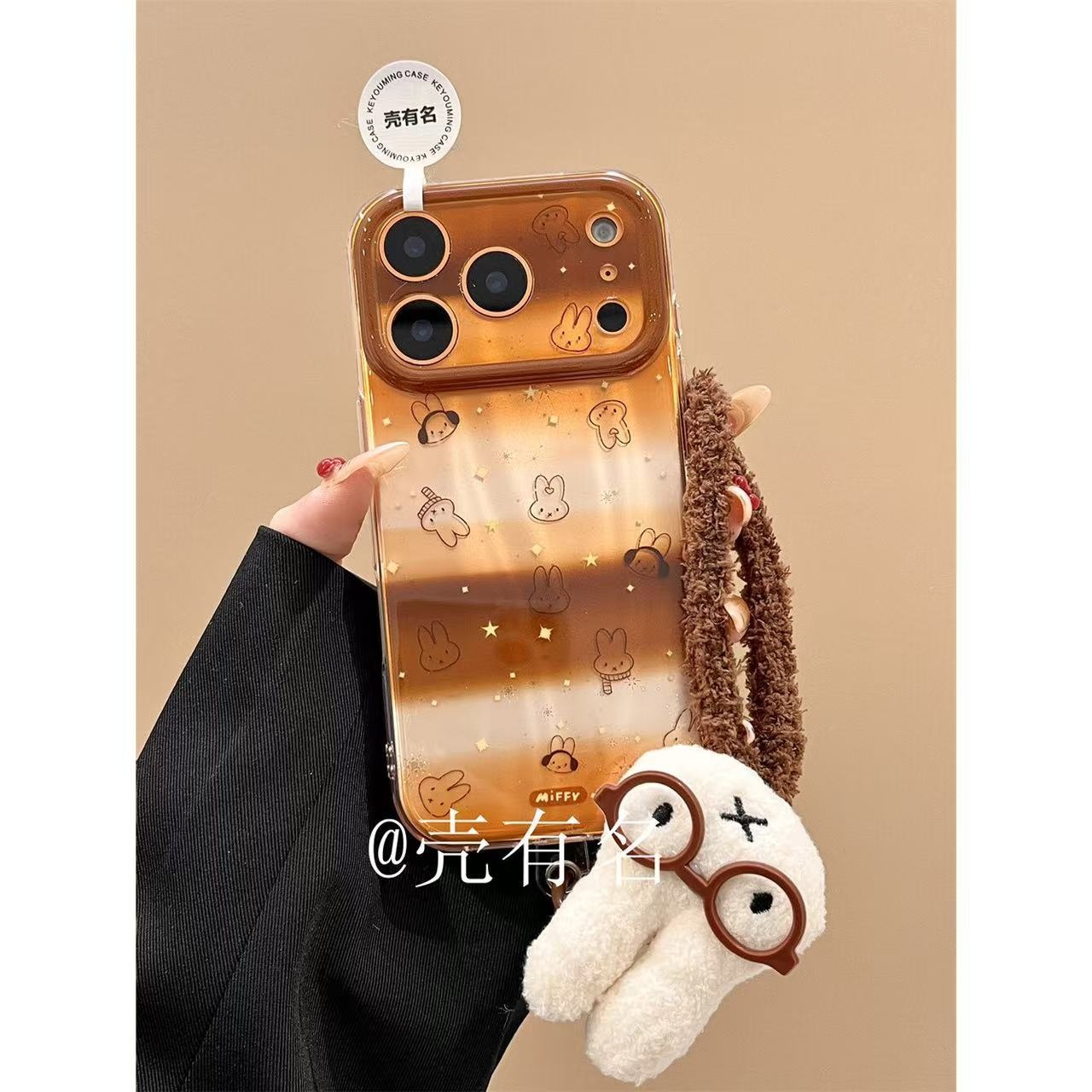 2025渐变棕条纹满屏米菲兔头像挂绳适用苹果17手机壳iPhone16/15/