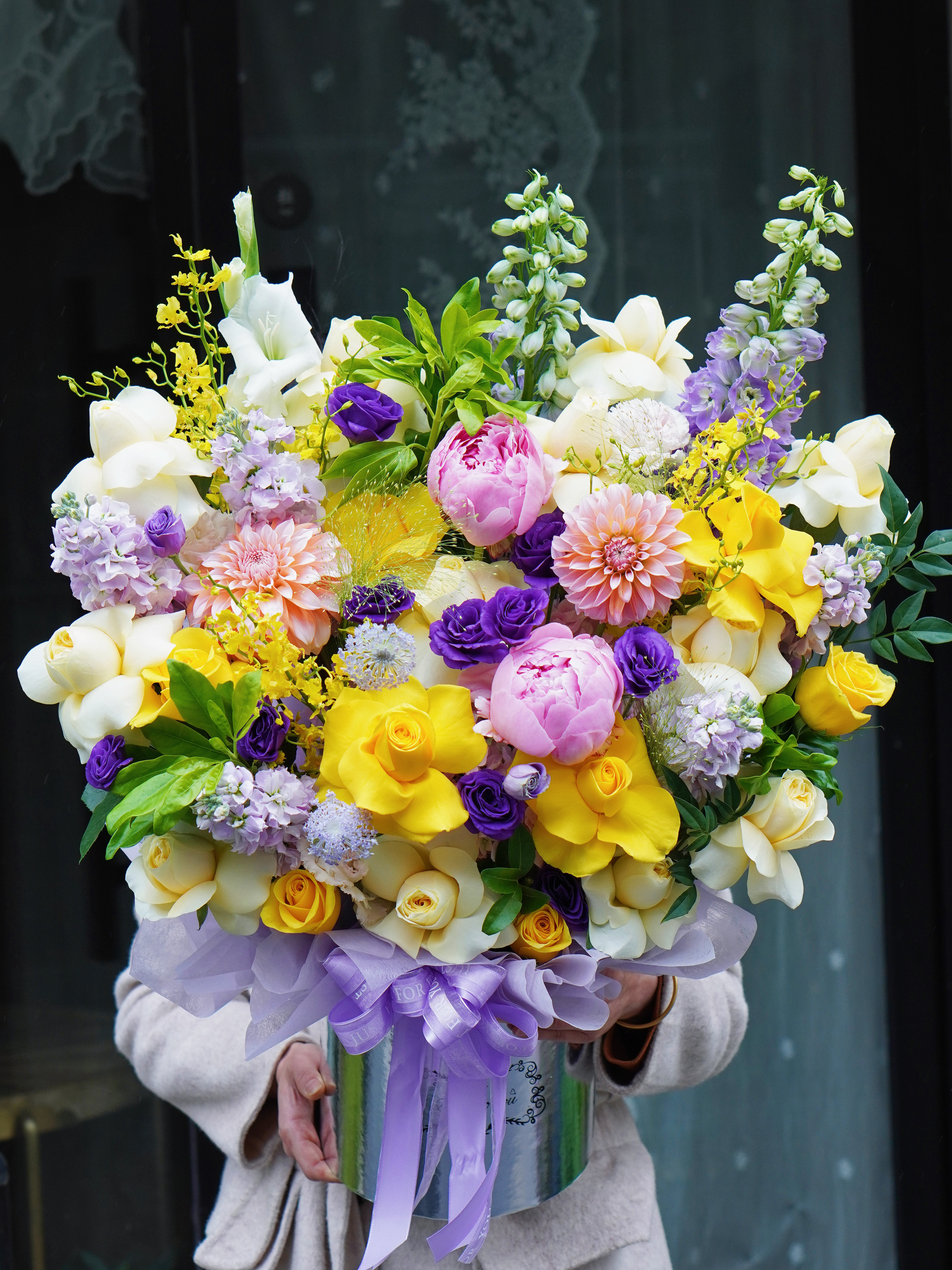 新品抱抱桶鲜花南京同城配送实体花店三八女神节生日节日小众鲜花