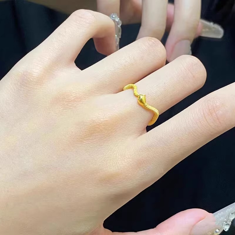 黄金色灵蛇戒指女小众设计时尚个性生肖蛇形戒子生日礼物送女朋友