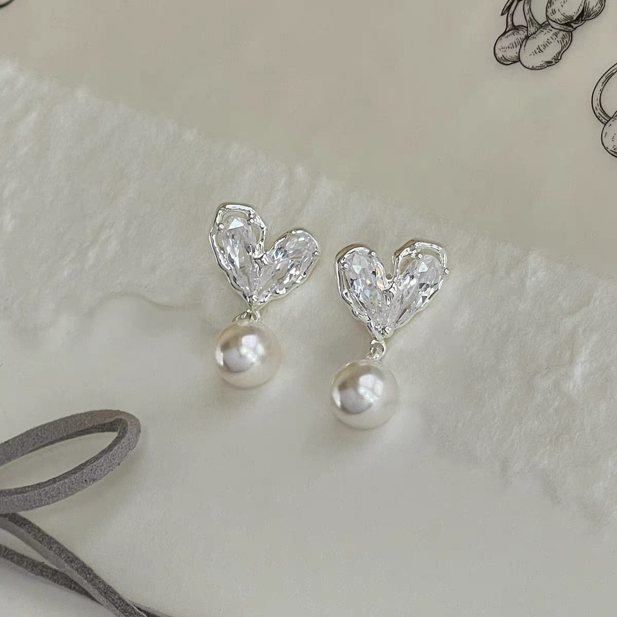 S925银精致爆闪爱心珍珠耳钉小众高级感耳环森系百搭气质心形耳饰